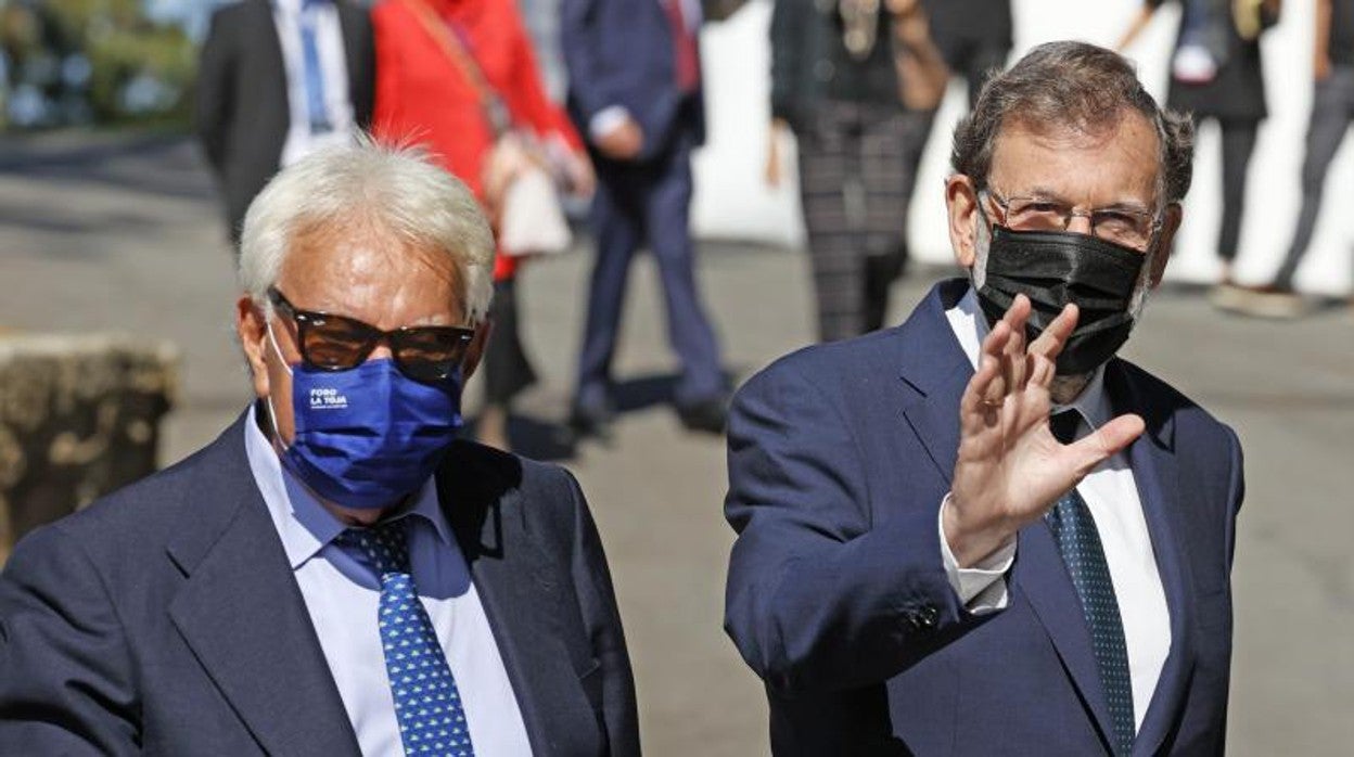 Los expresidentes Felipe González y Mariano Rajpy, este martes en la tercera edición del Foro La Toja