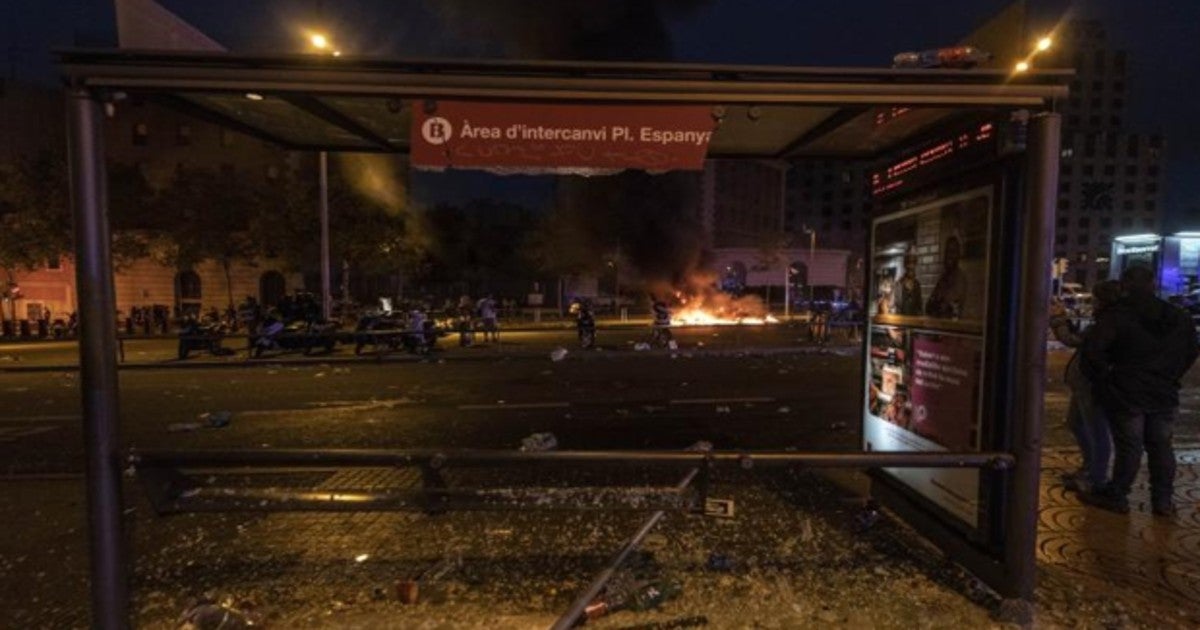 Destrozos tras el macrobotellón en la plaza de España de Barcelona