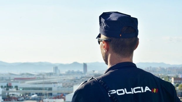 Hallan el cuerpo de un hombre muerto y apuñalado en su piso en La Coruña