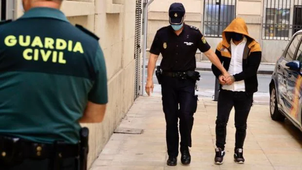 Un ladrón asfixia a un anciano octogenario que le invitó a tomar algo en su casa en Alicante