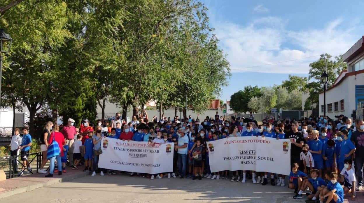 Alrededor de 300 personas se manifestaron ante la Casa de la Cultura de Seseña