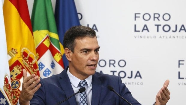 Sánchez ultima un impulso del castellano en el exterior mientras lo maltrata en España