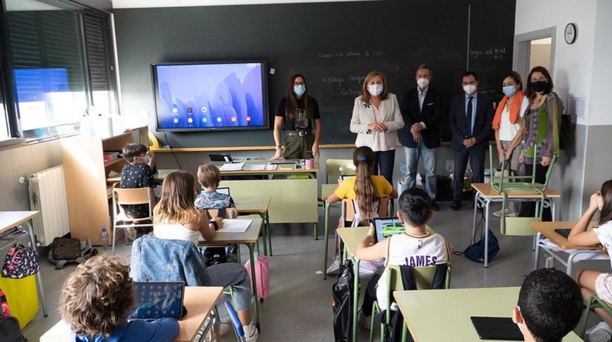 Rosana Rodríguez durante su visita al CEIP 'Remigio Laín' de Yuncler