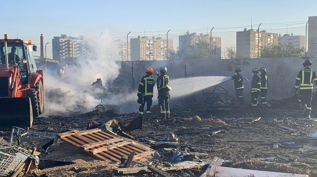 Los Bomberos del Ayuntamiento, esta mañana, en el solar incendiado