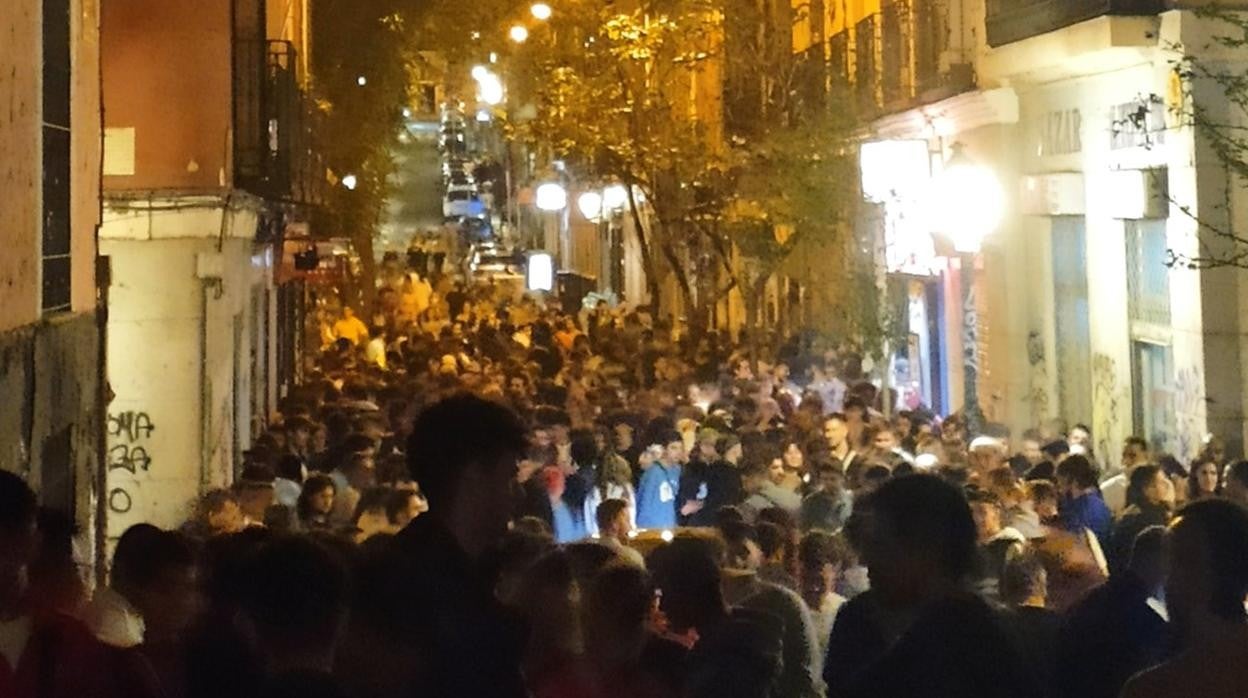 Cientos de personas, anoche a las dos, en Malasaña