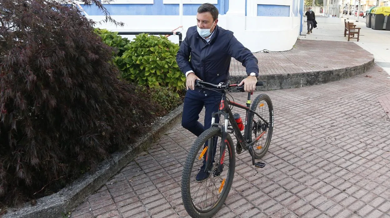 Formoso llega en bicicleta al acto en As Pontes, el pasado jueves, donde lanzó su candidatura
