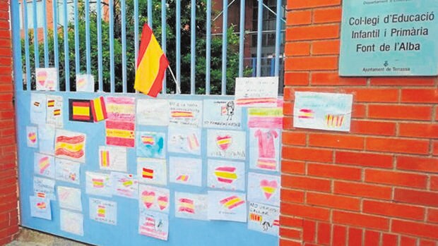 La Justicia ratifica que la agresión a una alumna que pintó una bandera de España es un «delito leve»