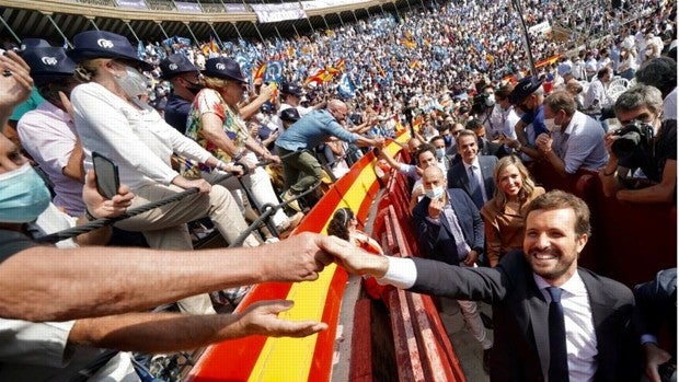 Casado desborda la plaza de toros de Valencia: "El cambio ya está aquí"