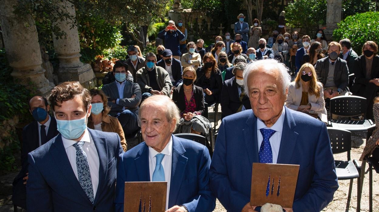 Los periodistas José María García y Raúl del Pozo reciben el galardón que les acredita como patronos