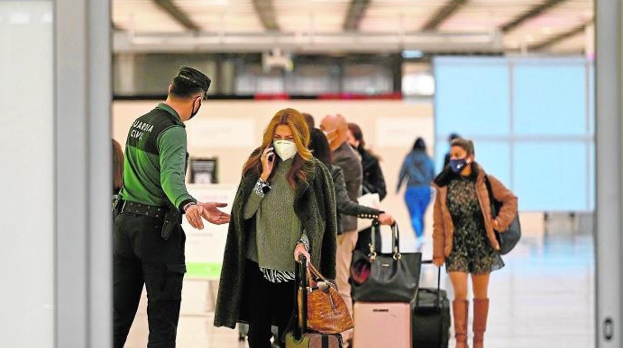 Control de pasajeros en el aeropuerto de Barajas, este inv ierno