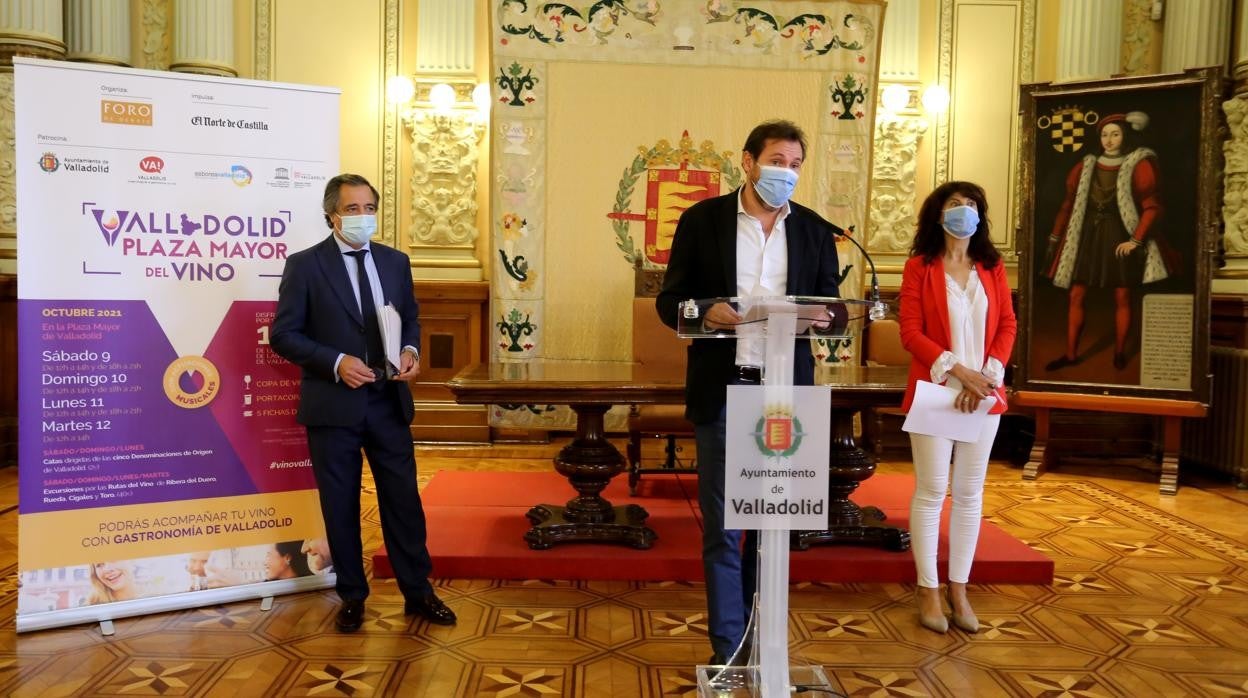 El alcalde, Óscar Puente, en la presentación de'Valladolid, Plaza Mayor del Vino.