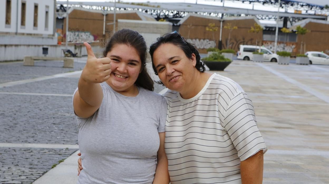 Manoli y su hija Mariela, operada de una enfermedad rara