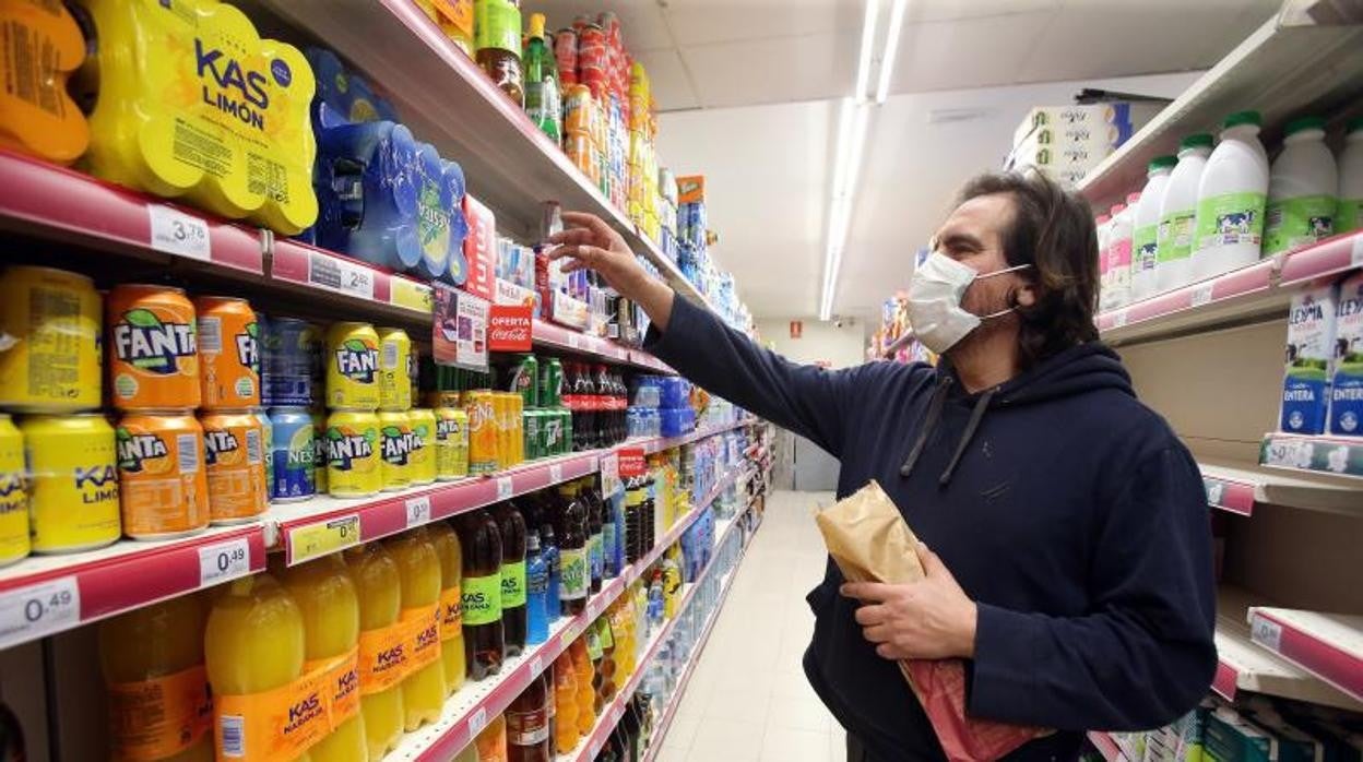 Un cliente comprando en un supermercado de Santiago de Compostela