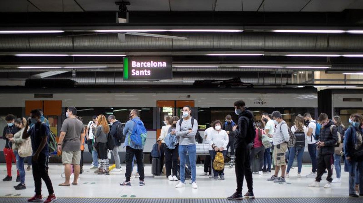 Decenas de usuarios, esperando este martes en el andén de la estación de Sants