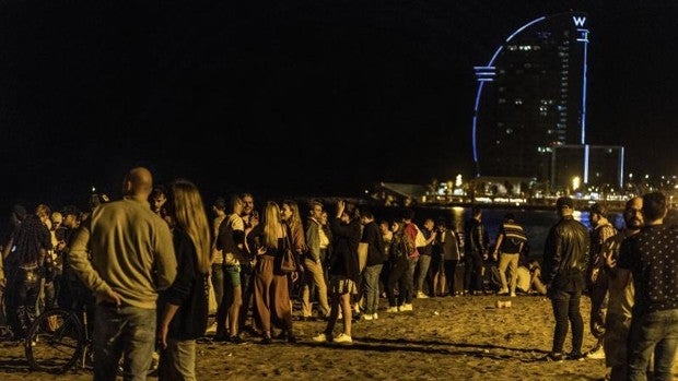 Cataluña reabre este viernes interiores del ocio nocturno y permitirá el baile, con pasaporte Covid de acceso