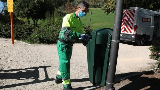 Así son las 23.000 papeleras 'antivandálicas' que Madrid instalará en los parques de Madrid