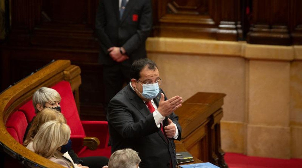 El consejero de Interior, Joan Ignasi Elena, durante la sesión del control del Parlament