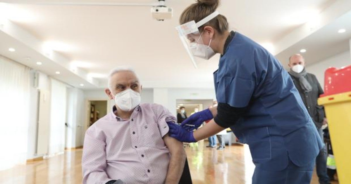 Tras suministrarla en las residencias, Salud organiza la tercera vacuna para personas mayores de 70 años.