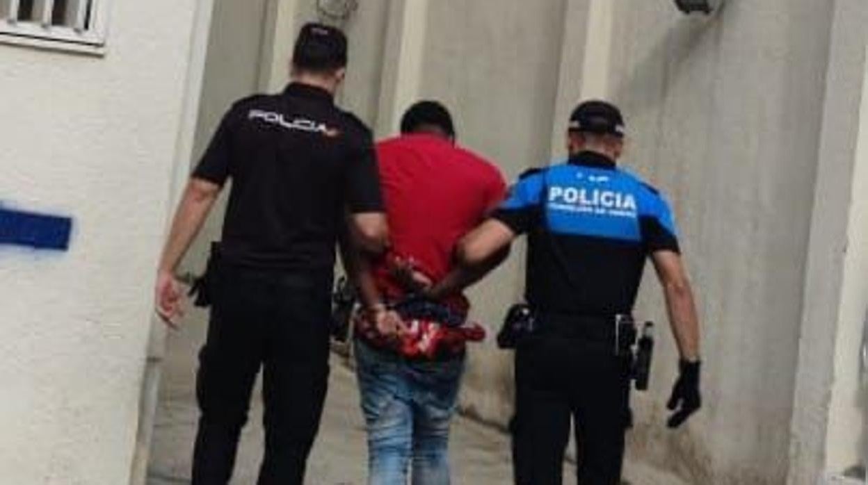 Agentes de la Policía con uno de los detenidos en Torrejón de Ardoz