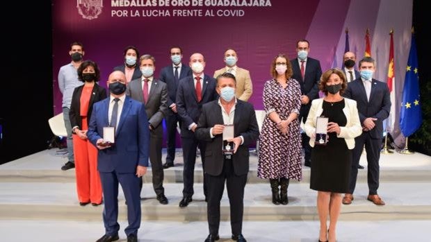 Guadalajara rinde un emotivo homenaje a las personas que lucharon contra el Covid