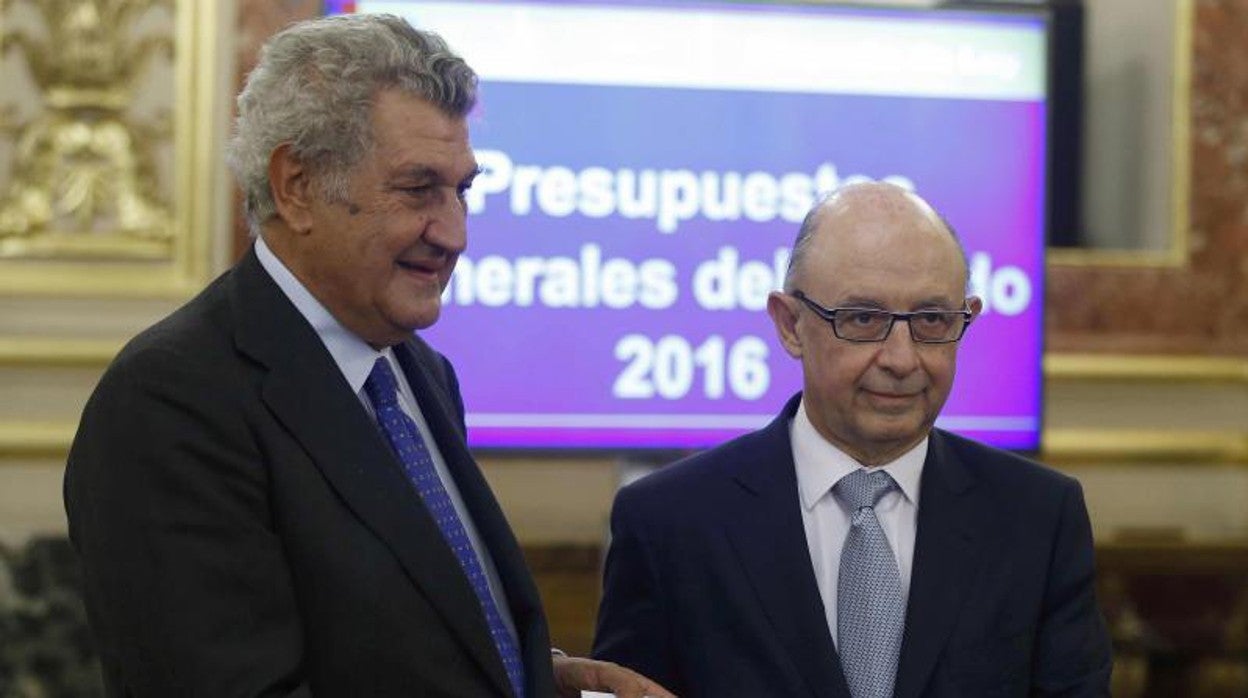 El entonces presidente del Congreso, Jesús Posada, y el ministro de Hacienda en el Gobierno de Rajoy, Cristóbal Montoro, durante la presentación de los Presupuestos de 2016