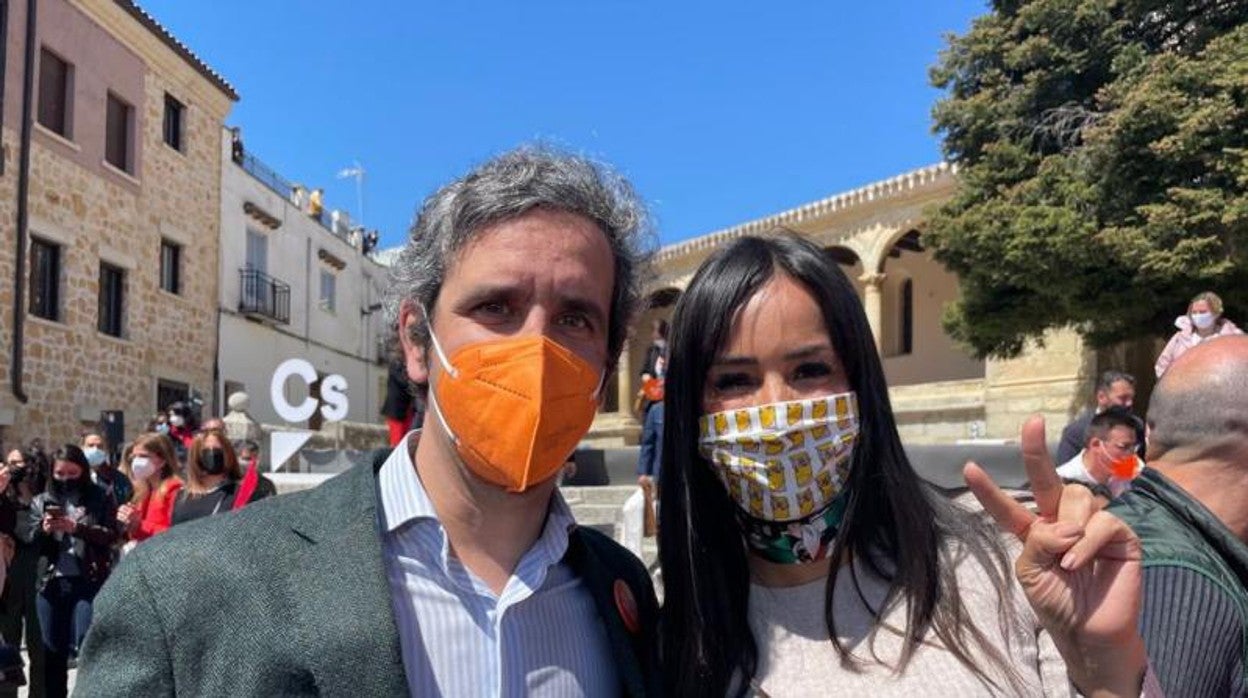 El candidato de Ciudadanos a la Alcaldía de Alcobendas, Aitor Retolaza, con Begoña Villacís