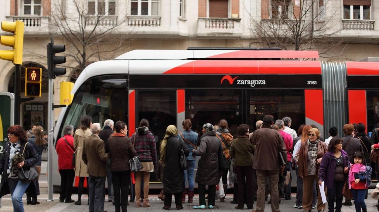 El servicio de tranvía de Zaragoza funcionará las 24 horas del día desde el 8 al 17 de octubre por la semana del Pilar. Además también se reforzará el servicio de numerosas líneas de autobús