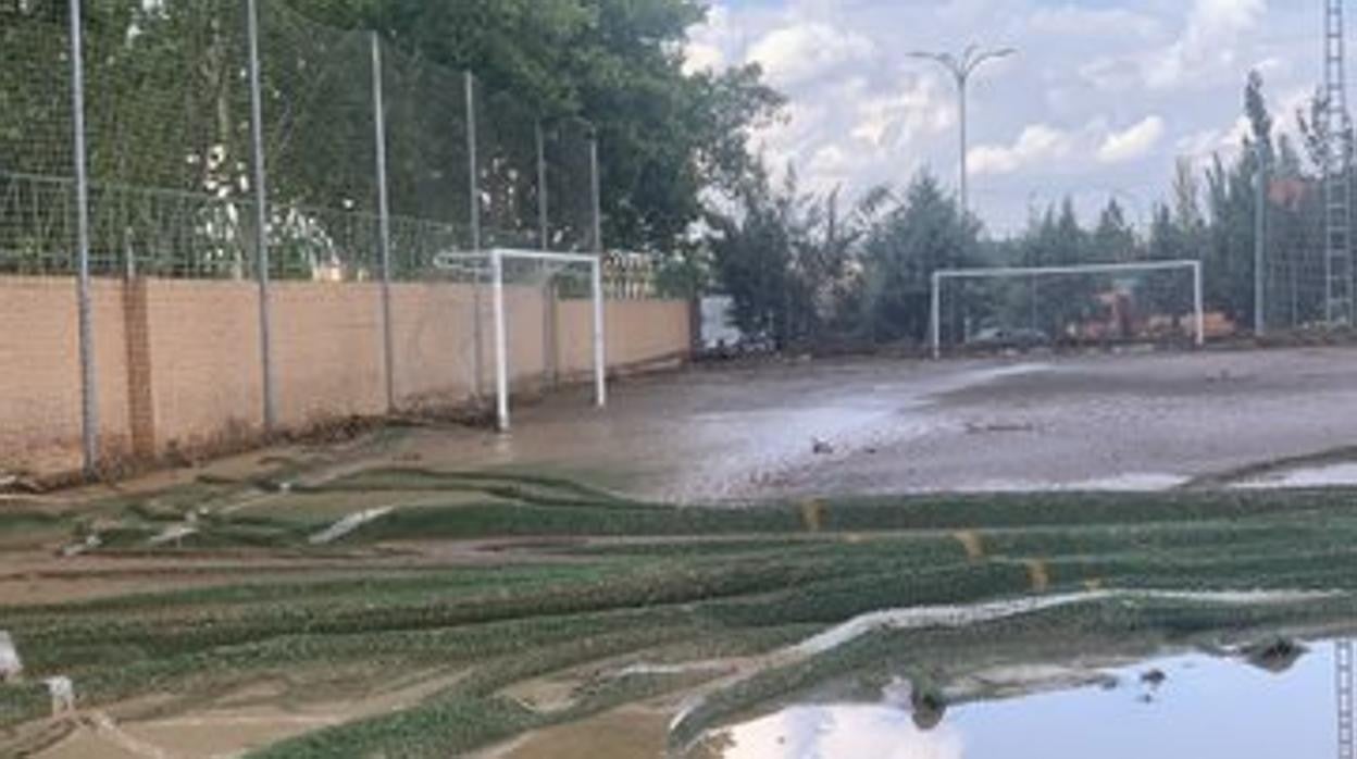 Estado en el que quedó el campo de fútbol de Santa Bárbara tras el paso de la DANA a principios de septiembre