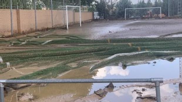 Luz verde a una inversión de 220.000 euros para recuperar el campo de fútbol de Santa Bárbara dañado por la DANA