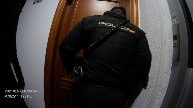 Los seis policías de la patada en la puerta se escudan en el respaldo de Marlaska y en que era un piso solo para fiestas