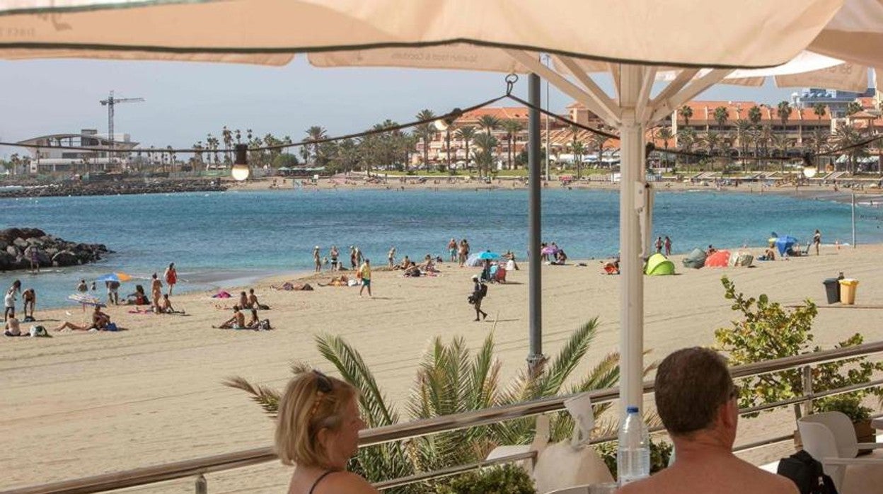 Clientes disfrutan de una terraza en la costa de Tenerife