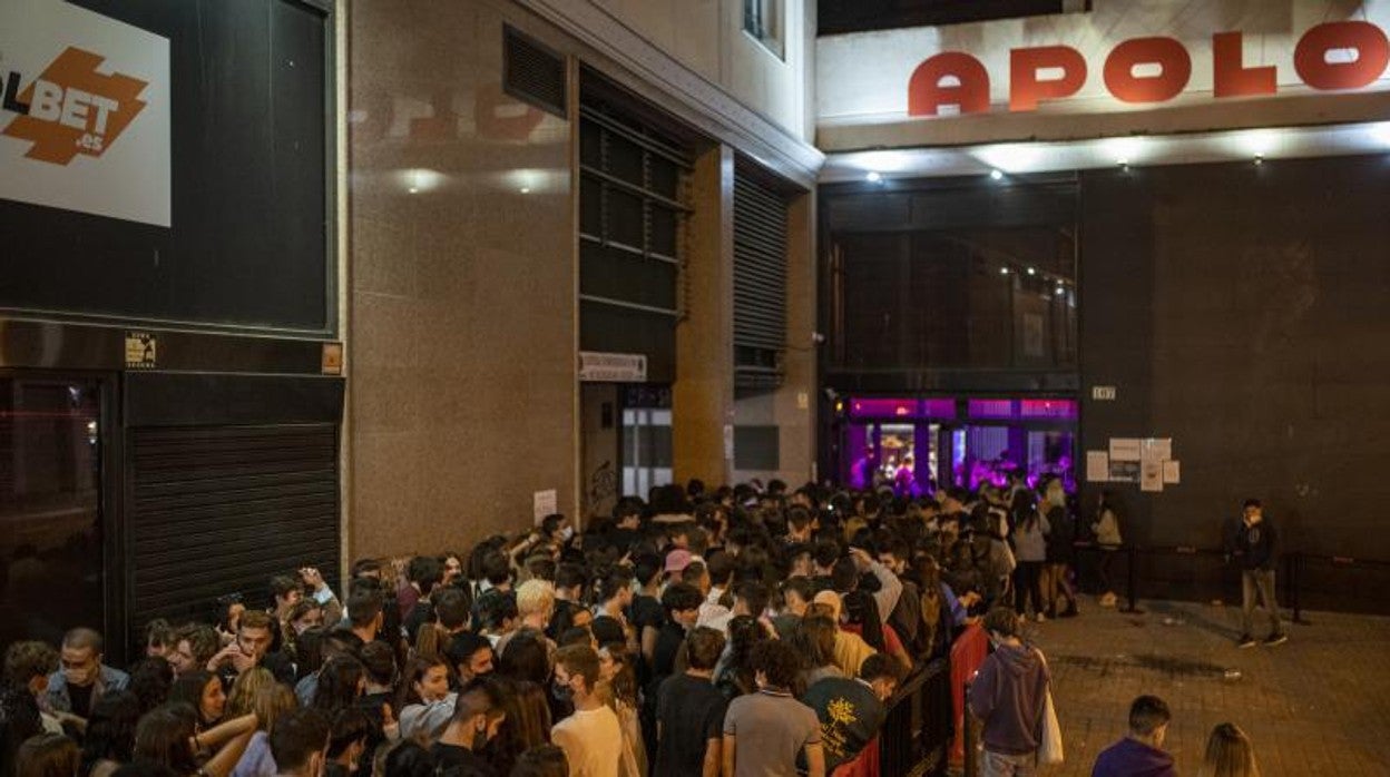 Jóvenes, haciendo cola la pasada noche para acceder a un local de fiesta de Barcelona