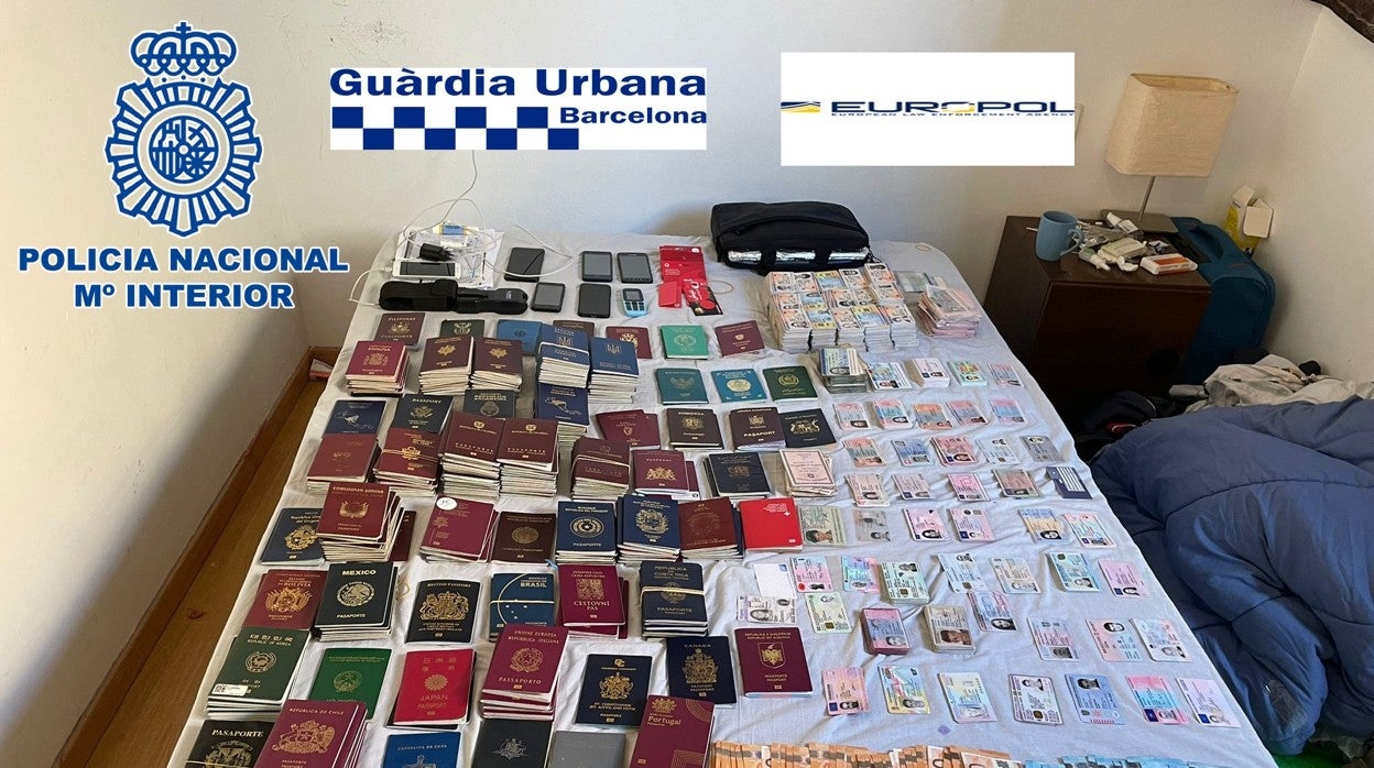 Decenas de DNI y pasaportes recuperados por la Policía Nacional