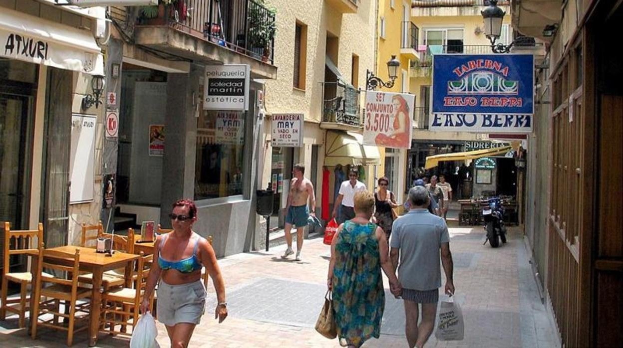 Jubilados pasean por una calle de los populares bares «vascos» en Benidorm