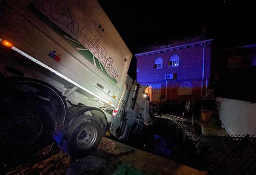 Un camión de basura se empotra contra una vivienda y cae a una piscina en Parla