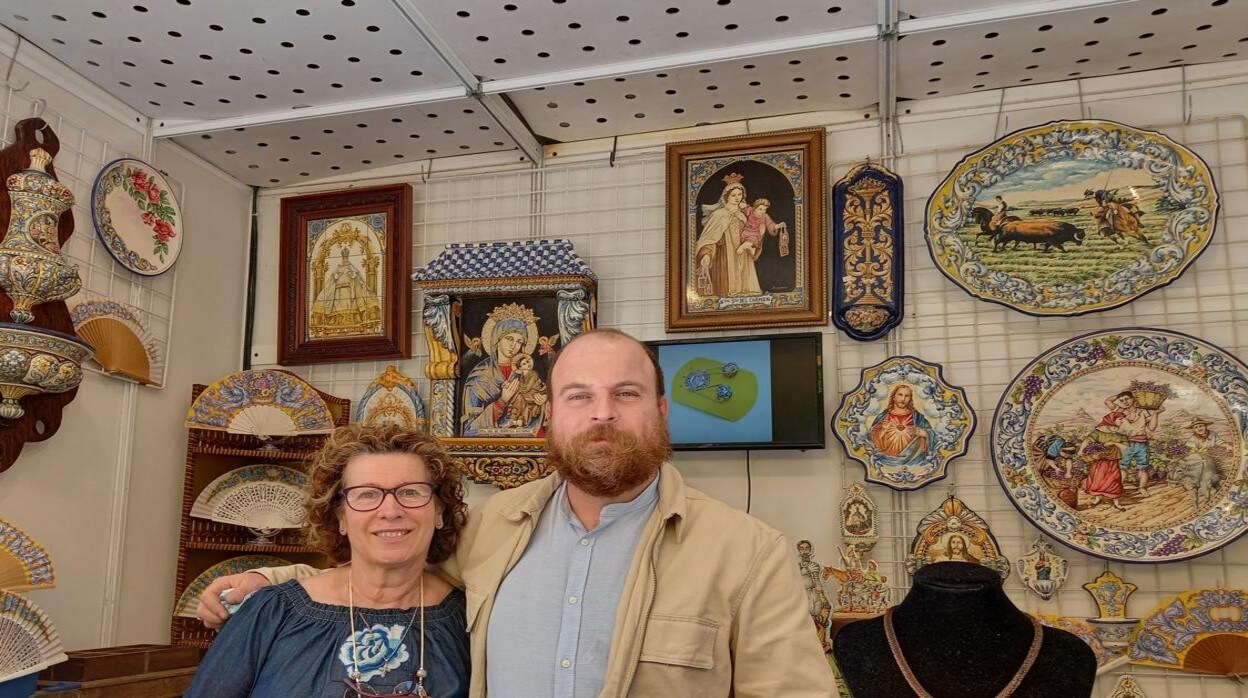 Los ceramistas Isabel Rueda y Gustavo del Pino, ayer en La Vega