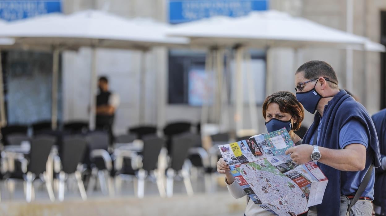 Imagen de archivo de unos turistas observando un mapa de Valencia