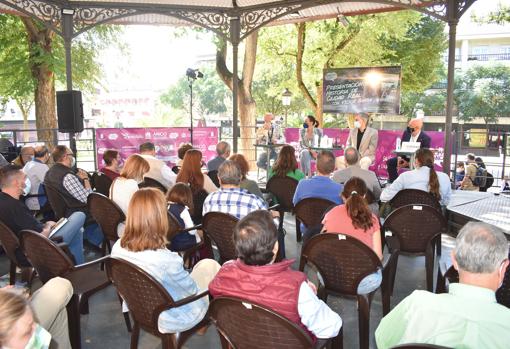 Algunos de los asistentes a la presentación de esta obra, que ha presidido la alcaldesa Eva Masías