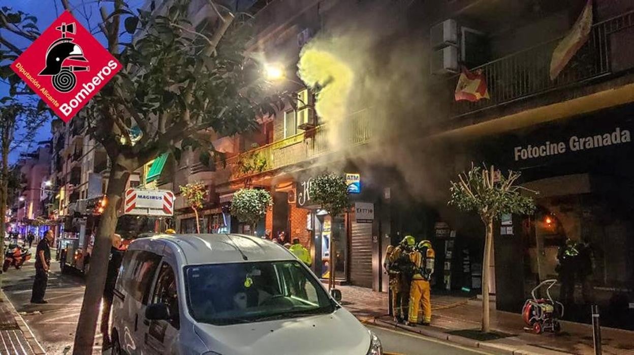 Bomberos en el incendio ocurrido en una tienda de electrodomésticos de Benidorm, este sábado al amanecer