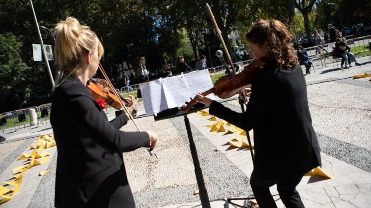 Los músicos interpretan la melodía en el 'Jardín de las palabras' celebrdao en el Paseo del Prado