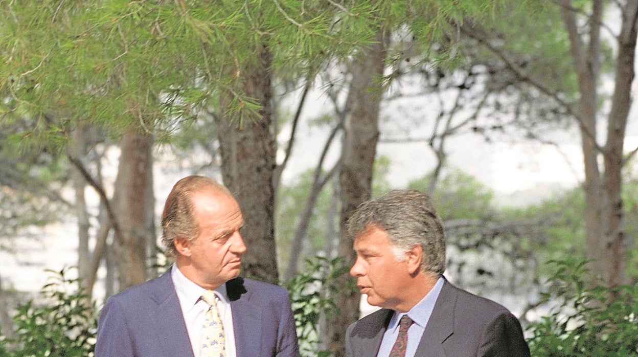 Juan Carlos I y el expresidente González en el Palacio de Marivent en agosto de 1995