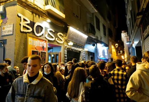 Aglomeraciones sin mascarillas en las zonas de copas de Zaragoza en el puente del Pilar