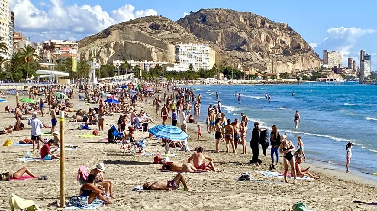 Aspecto de la playa del Postiguet de Alicante este domingo
