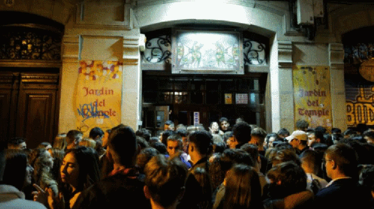 Aglomeraciones de jóvenes en las calles de las zonas de copas de Zaragoza. La ausencia de mascarillas es notoria, como se puede apreciar en las imágenes