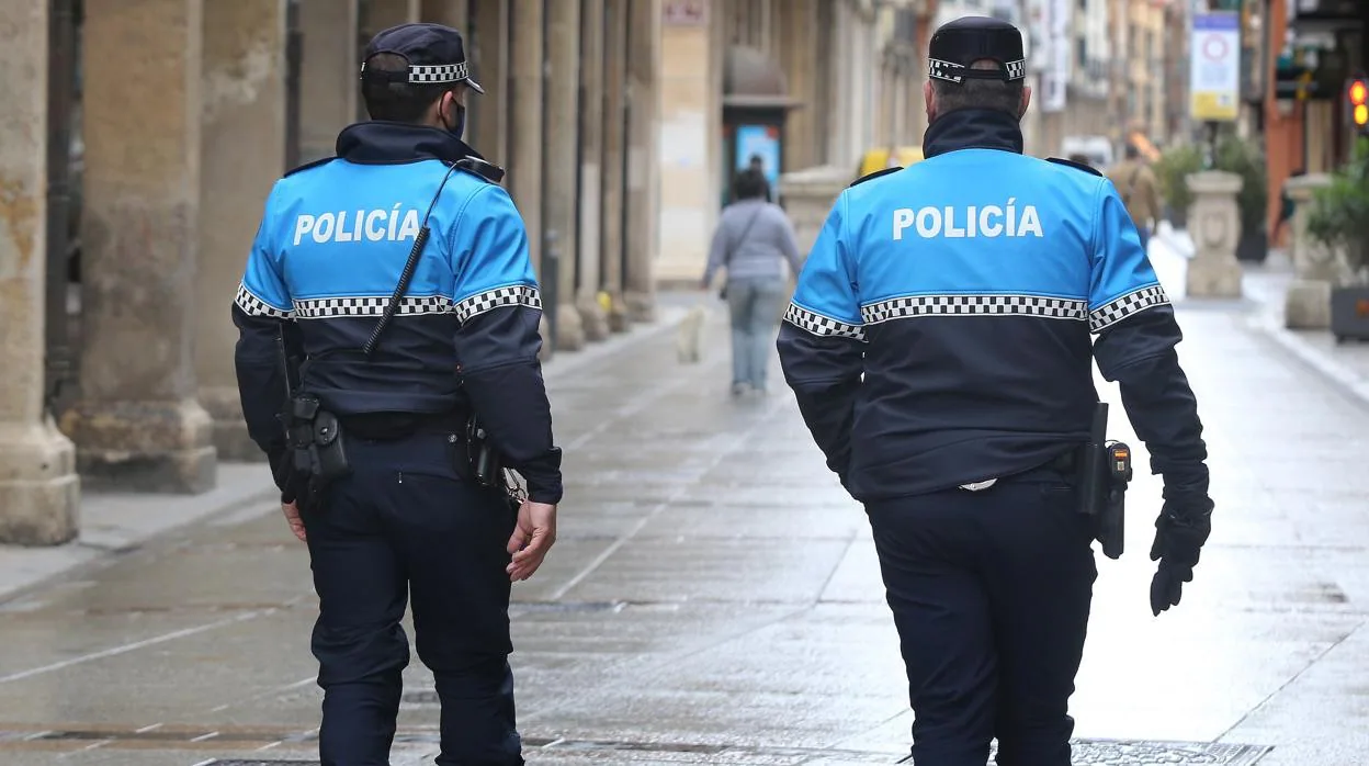 Patrulla de calle de la Policía Local en Palencia, en una imagen de archivo