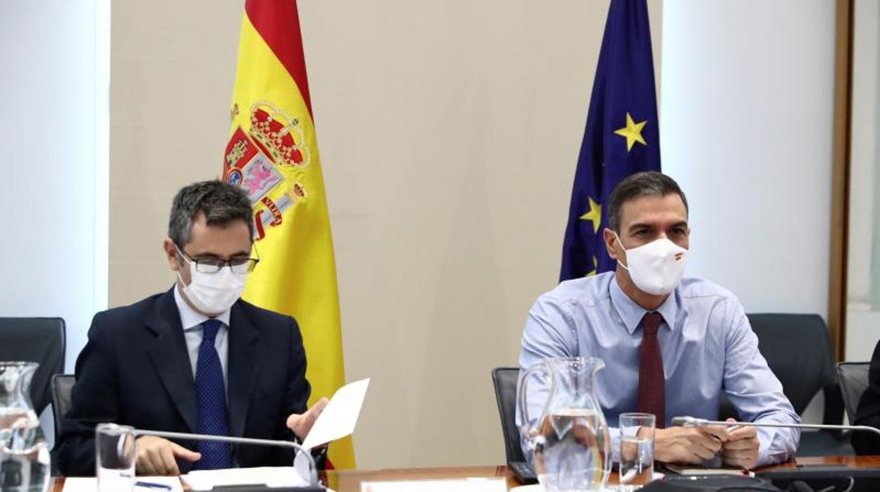 Félix Bolaños y Pedro Sánchez, ayer, en La Moncloa