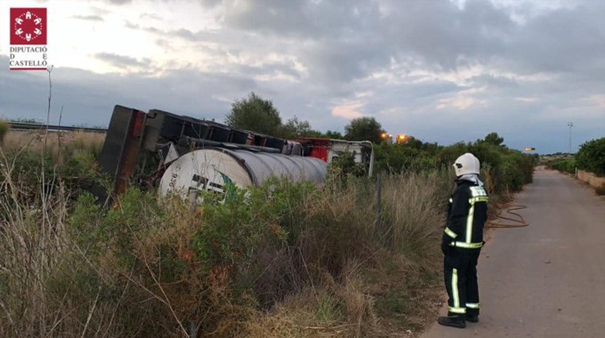 Imagen del camión cisterna volcado este lunes en la AP-7 de Castellón