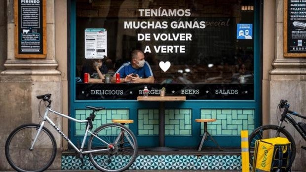Cataluña pone fin a las limitaciones de aforo en bares, restaurantes y espacios culturales y deportivos