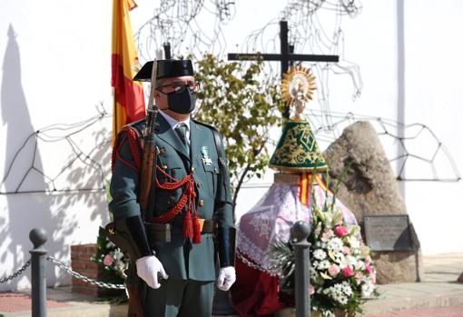 La imagen de la Virgen del Pilar, custodiada por un guardia civil