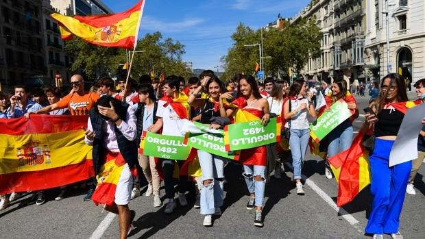 Miles de personas marchan en Barcelona por la Hispanidad con PP y Vox pero sin Cs